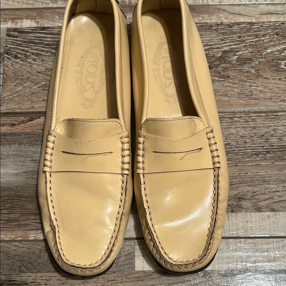 Tod's Cream Leather Loafers